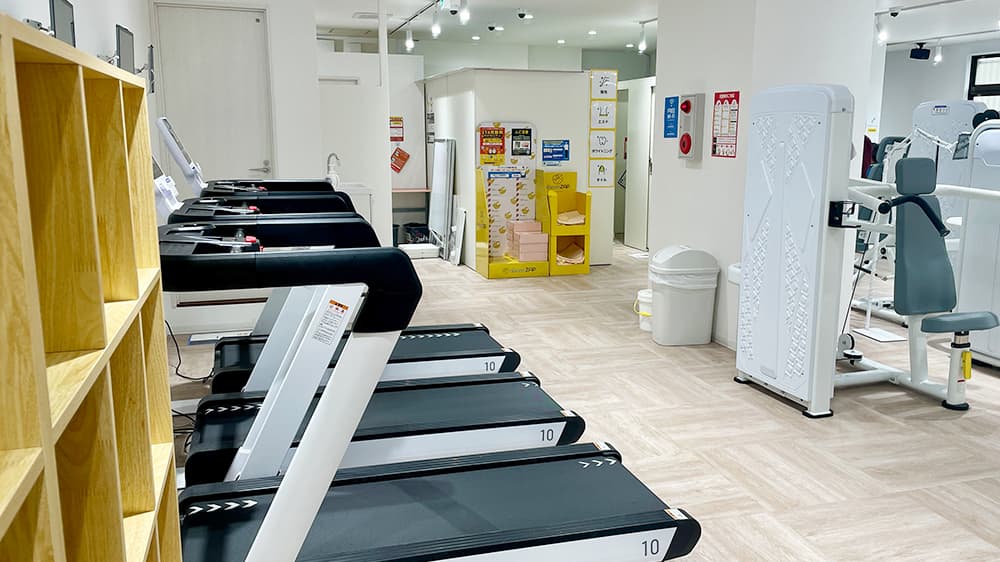 トレッドミルと店内通路